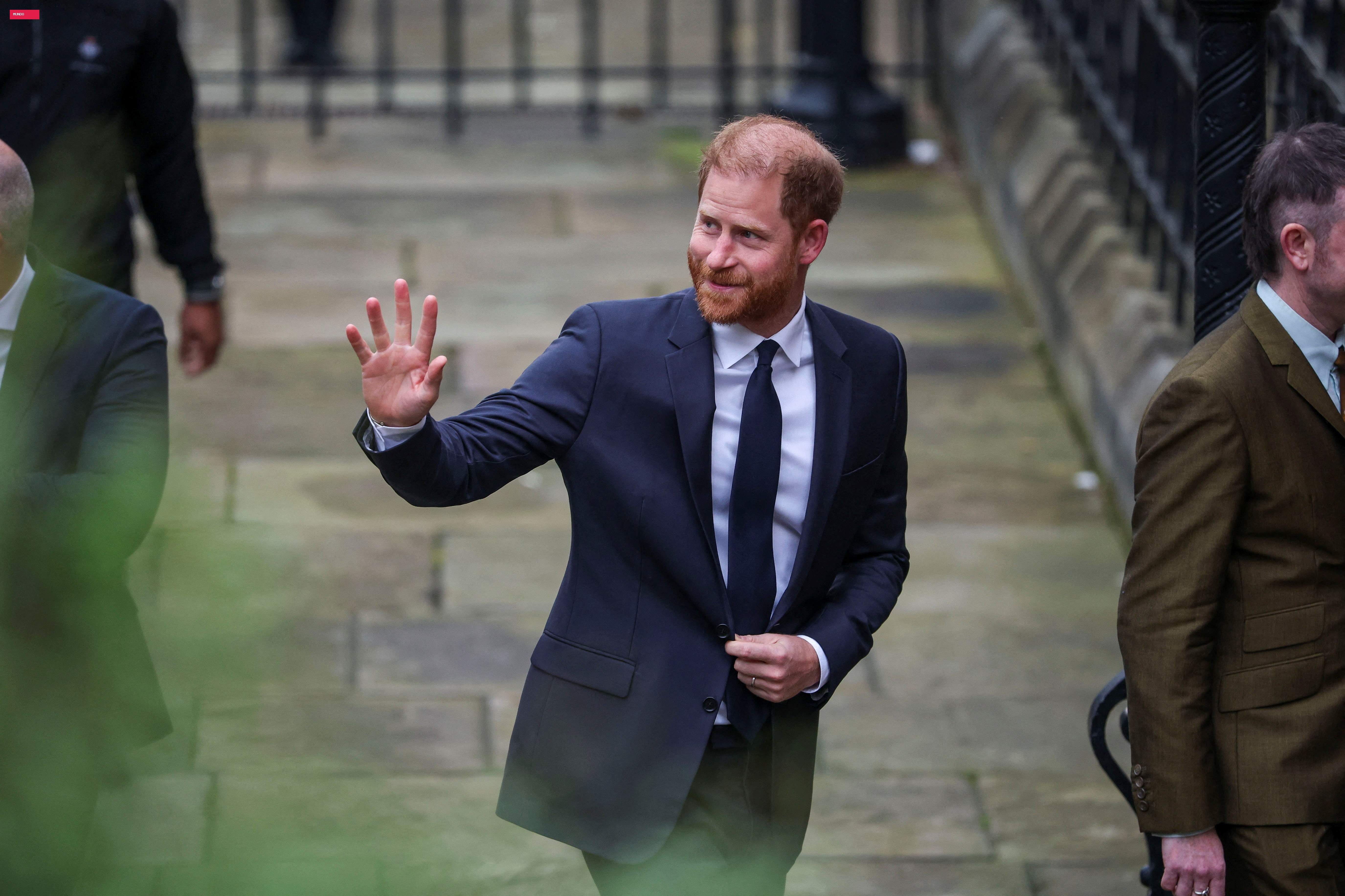 Príncipe Harry e Elton John terão de pagar 9,5 milhões de libras a tablóide britânico, diz Justiça do Reino