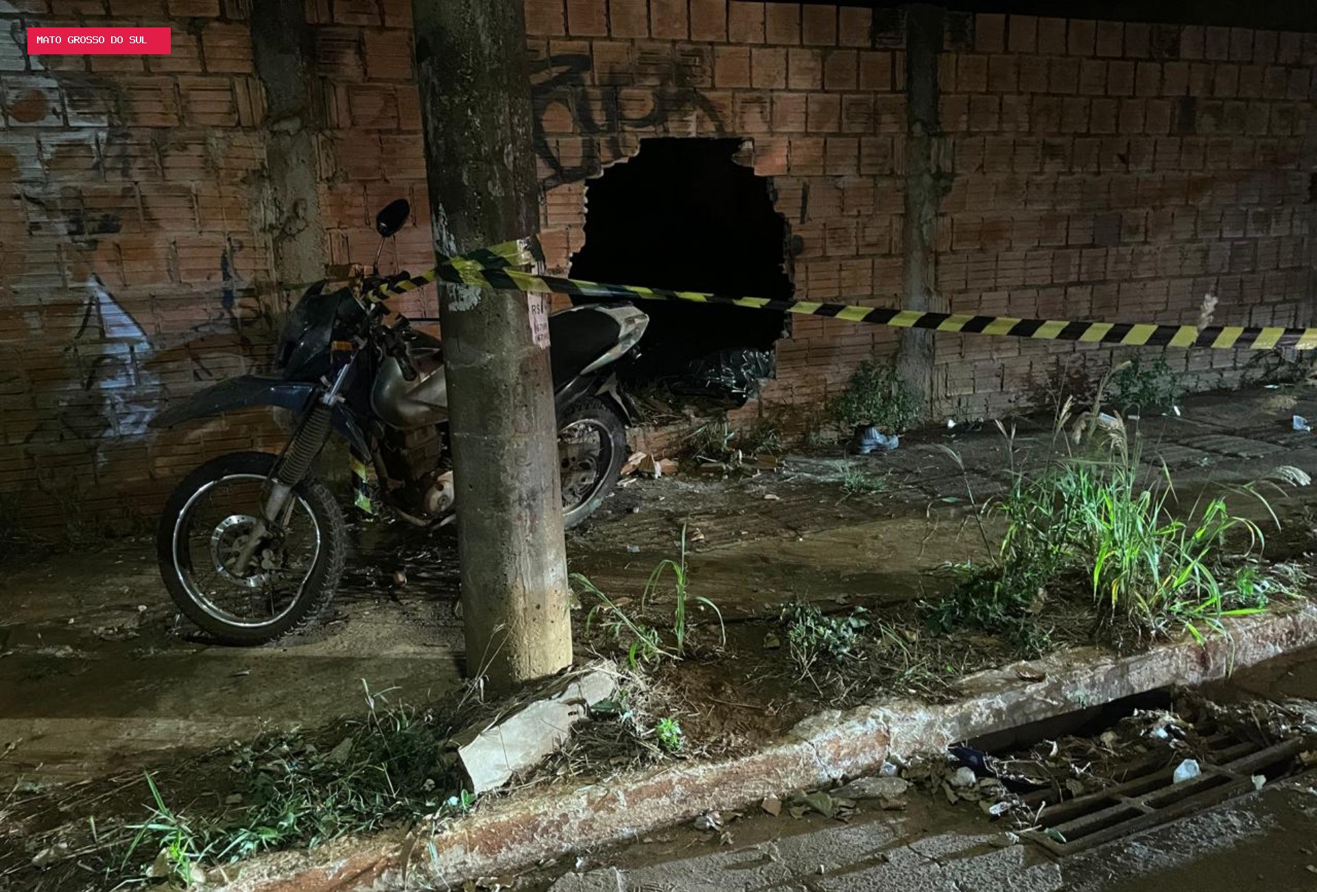 Motociclista morre após bater contra meio-fio e muro em Campo Grande