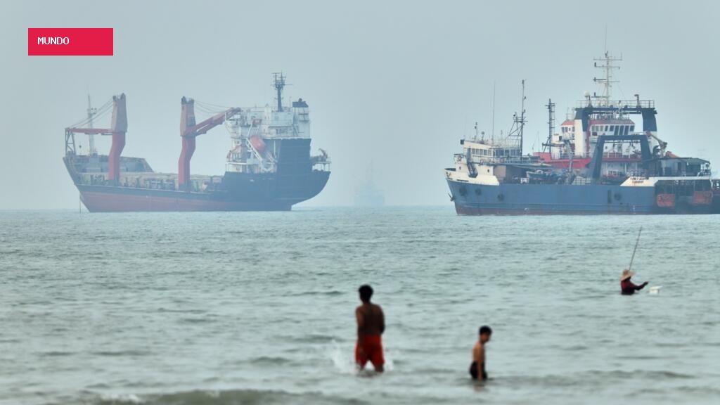 Middle East live: Iran allows several Iraqi oil tankers to pass through Hormuz strait