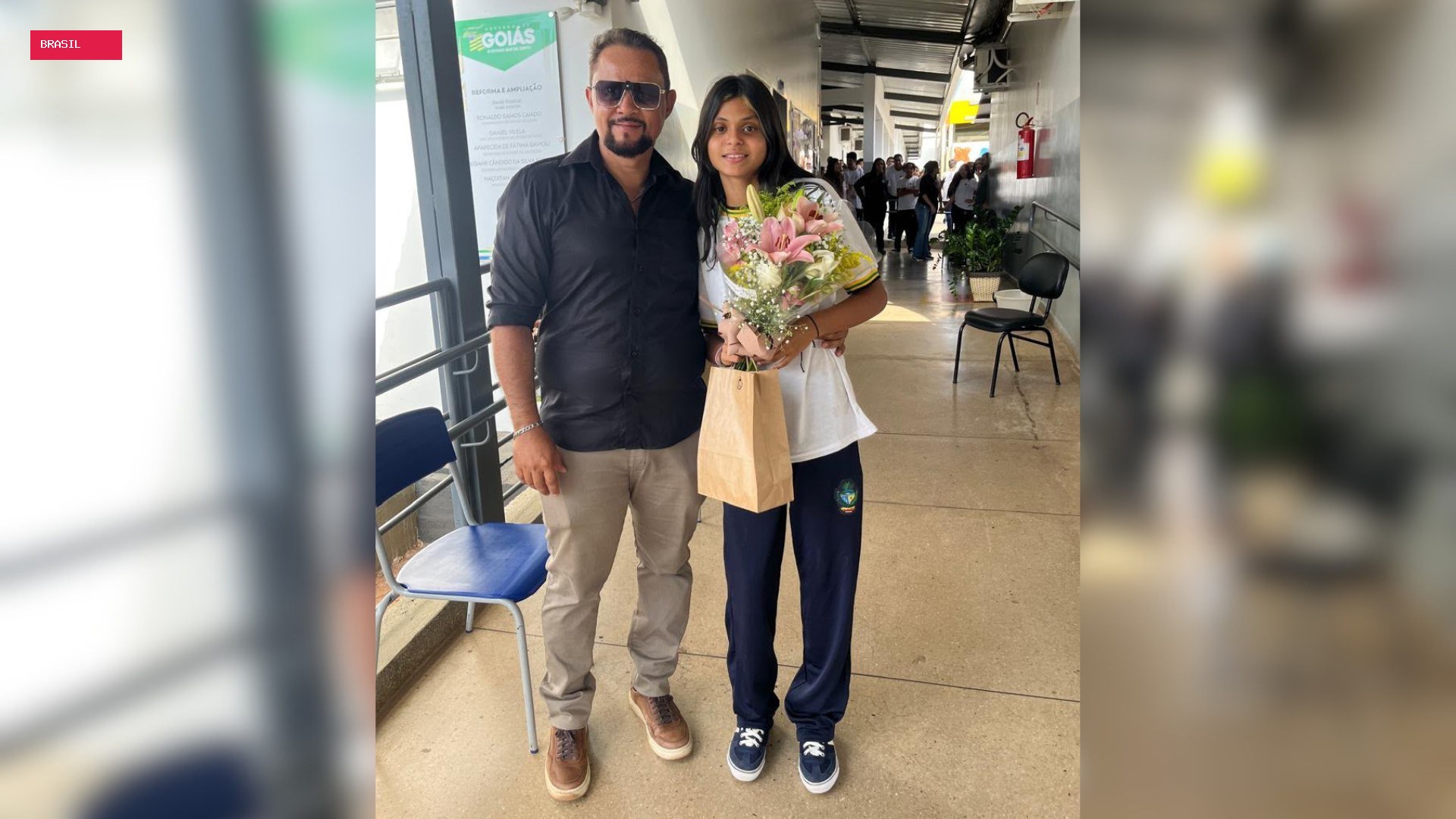 Pai leva buquê de flores para filha na escola no dia do aniversário, e gesto emociona