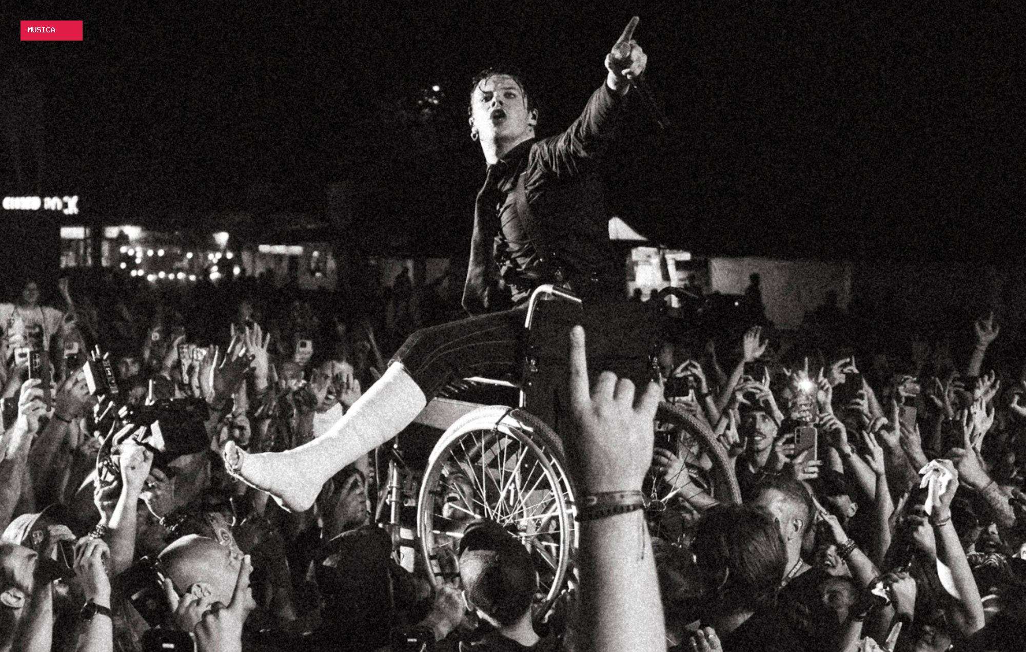 Watch Yungblud crowdsurf in a wheelchair after breaking his leg