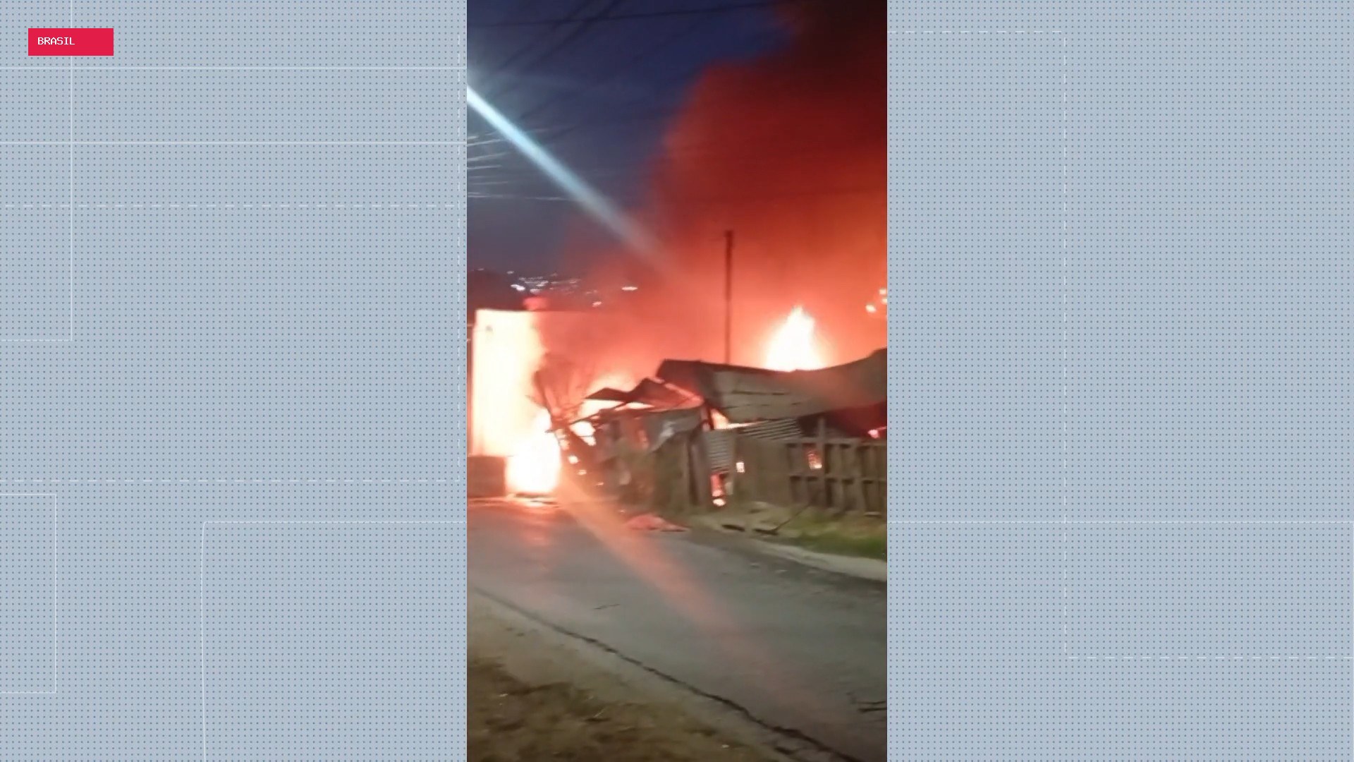 Incêndio destrói carros e trailer no bairro Capitão Eduardo, em BH