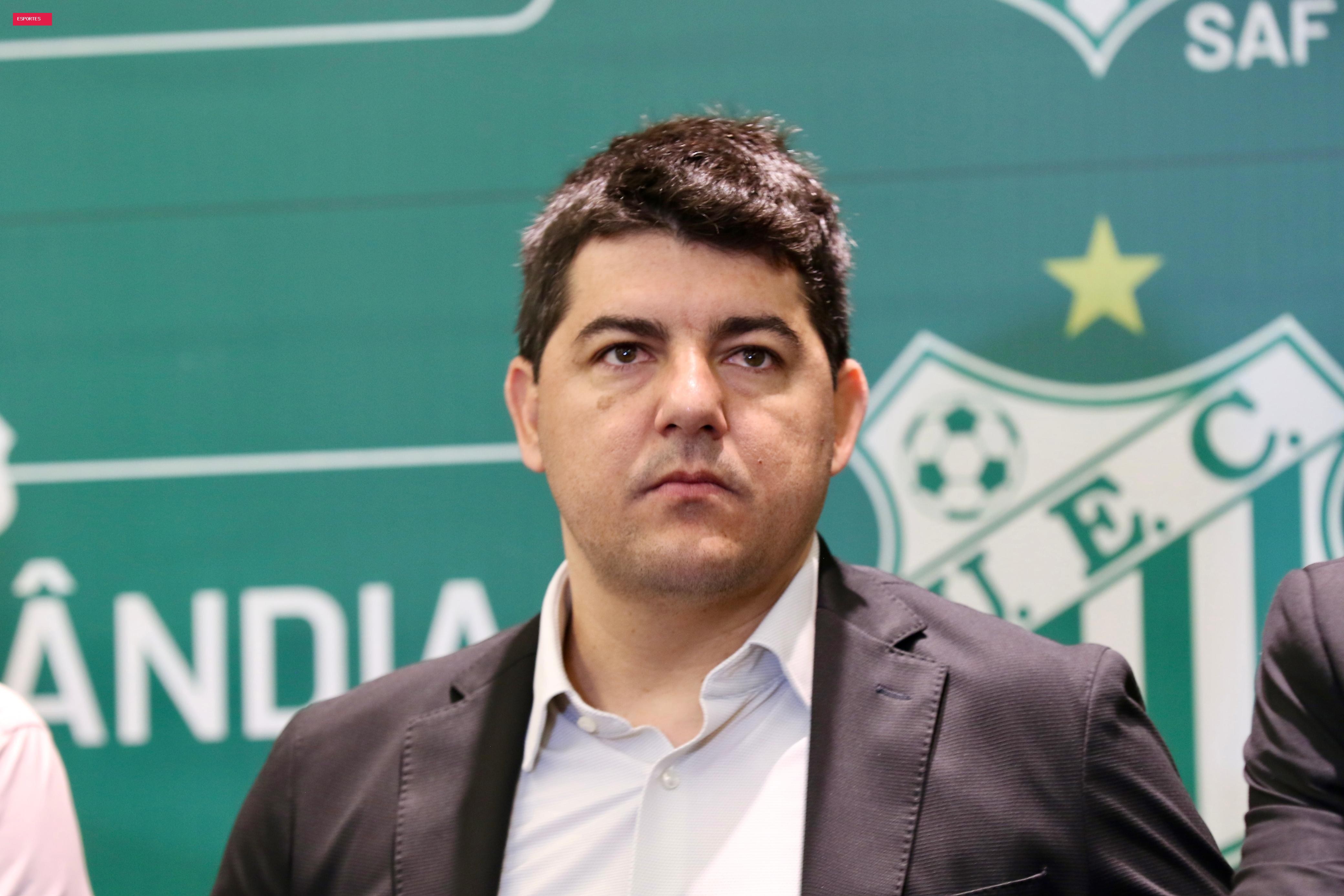 Conheça o ex-jogador por trás do sucesso de SAFs e com três acessos em quatro anos no Brasileirão