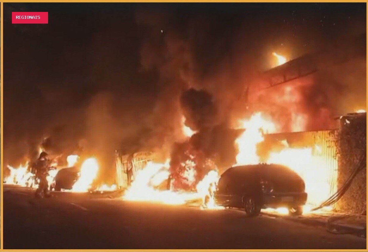 Incêndio em galpão de recicláveis se espalha e destrói 15 carros em rua da Zona Sul de SP