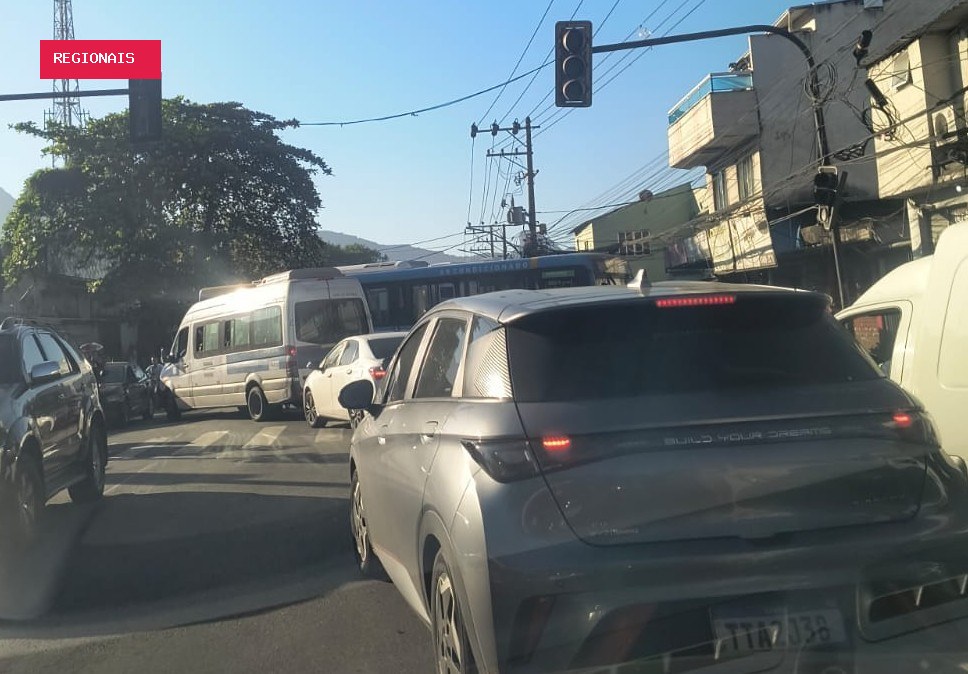 Criminosos usam 5 ônibus como barricadas durante operação da PM na Cidade de Deus, Zona Sudoeste do Rio