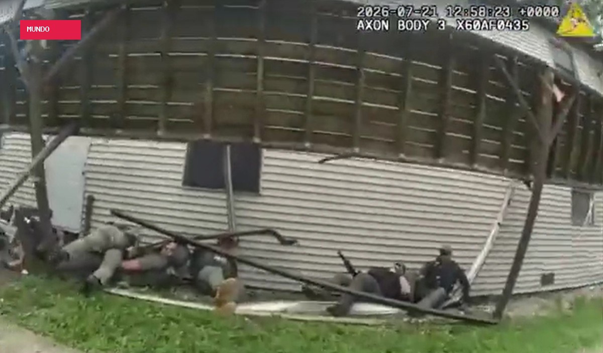 Varanda despenca, e nove policiais caem durante operação nos EUA