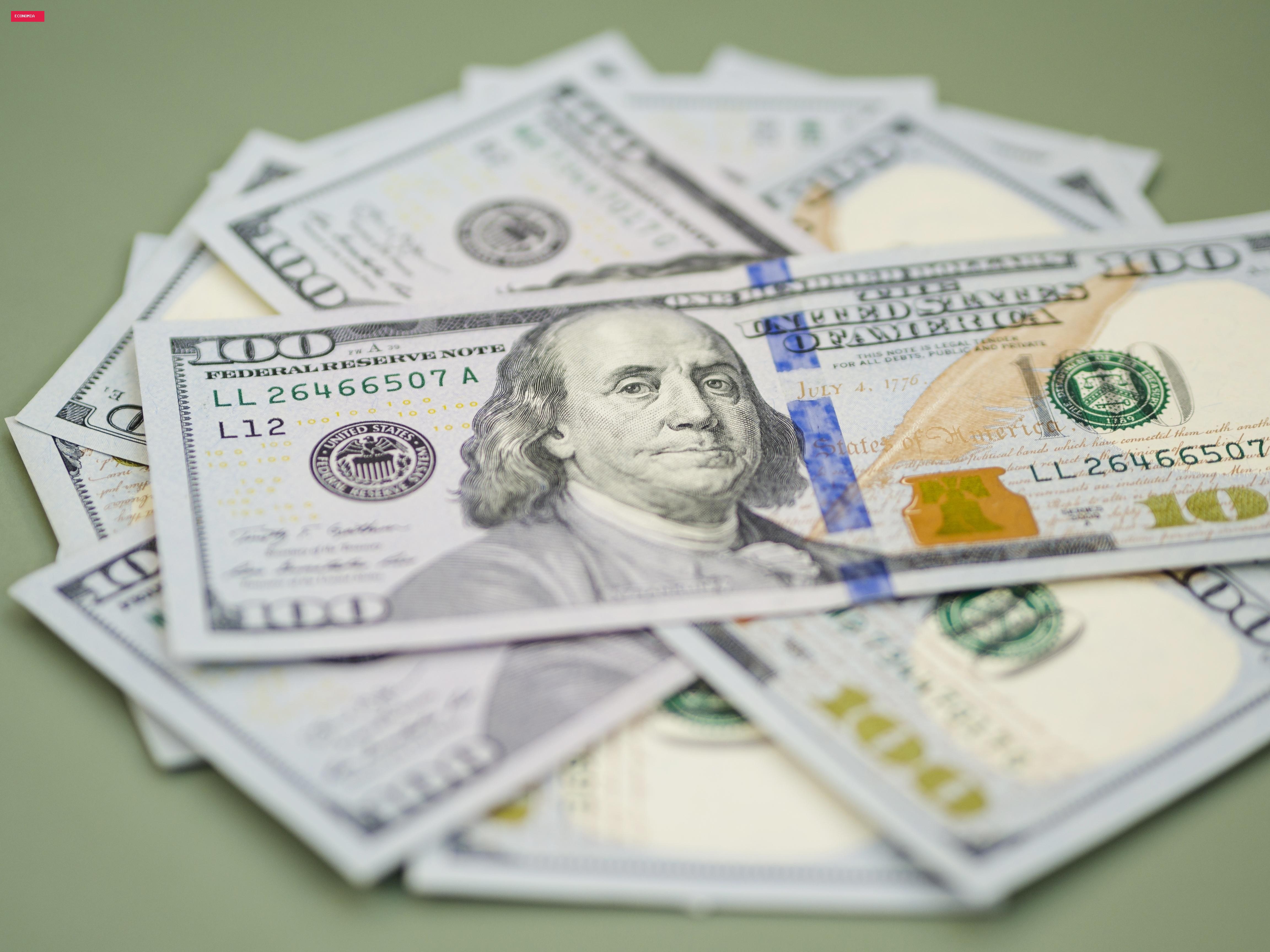 Dólar abre em queda, de olho em guerra econômica de Trump no Irã