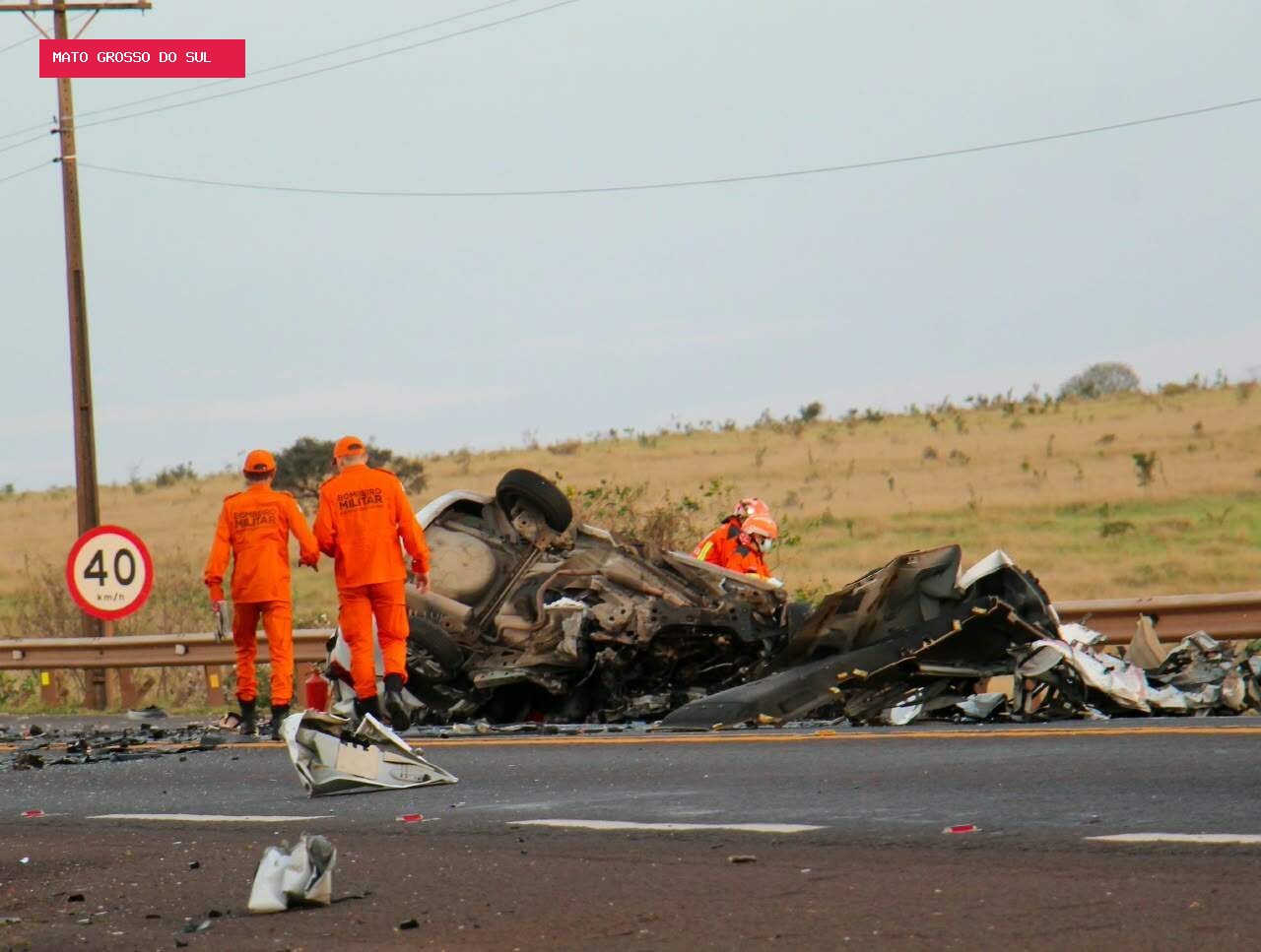 Carro fica destruído e motorista morre após colisão com carreta na BR-163
