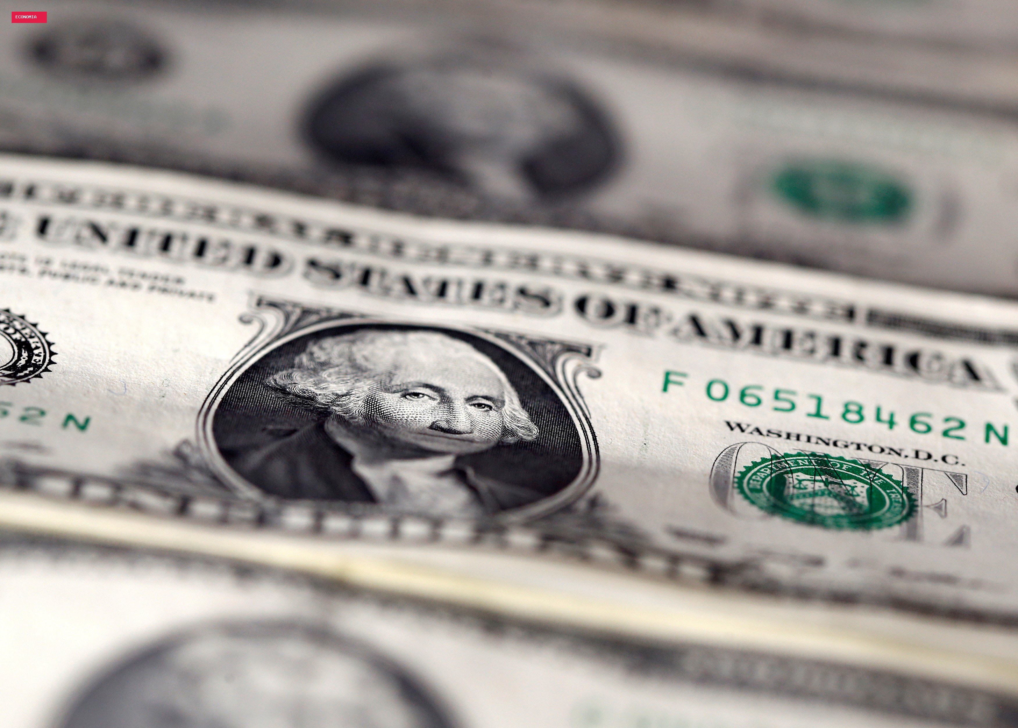 Dólar abre em queda, de olho em alta do petróleo e à espera da ata do Fed