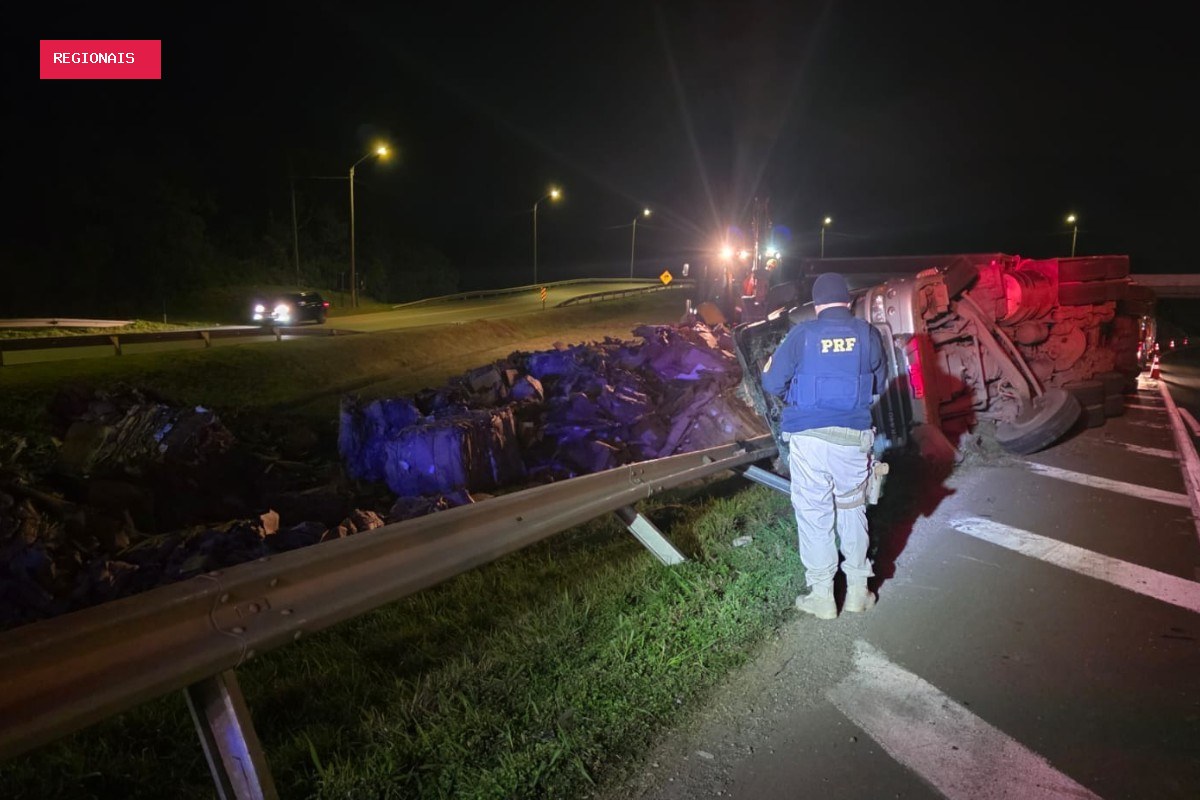 Caminhão tomba, motorista é ejetado e encontrado morto embaixo da carga na BR-376, no Paraná