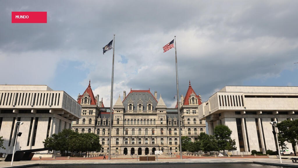 Woman charged with IS-inspired plot to bomb New York State Capitol