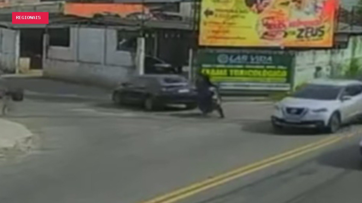 Vereador persegue suspeitos após roubo ao irmão e joga carro contra moto em Nova Iguaçu