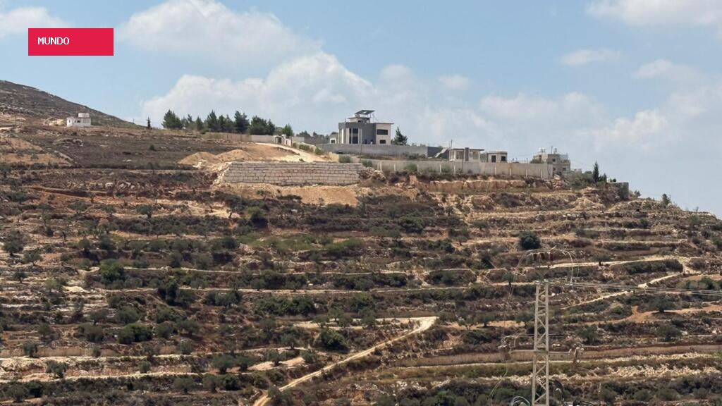 Famílias palestinas sitiadas por colonos na Cisjordânia vivem sem água, luz e internet