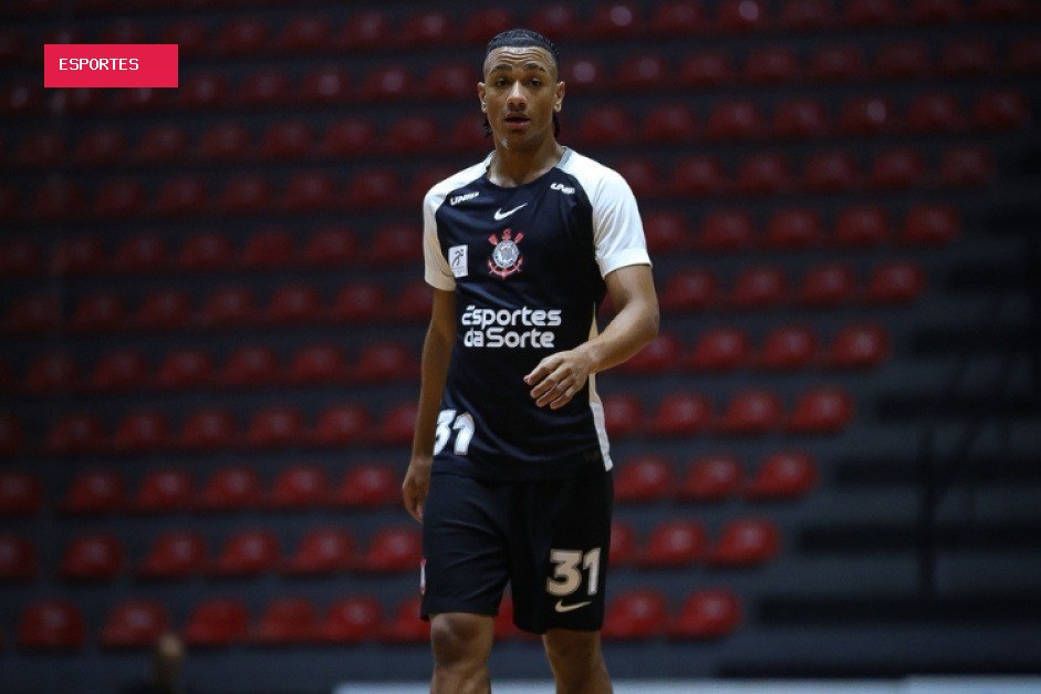 Joia do futsal do Corinthians treina em campo a pedido de Diniz