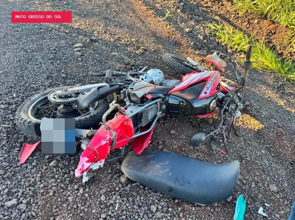 Mulher morre e homem fica ferido após colisão entre moto e caminhão