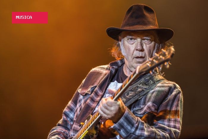 A canção de Neil Young que deixa Roger Waters praticamente sem palavras