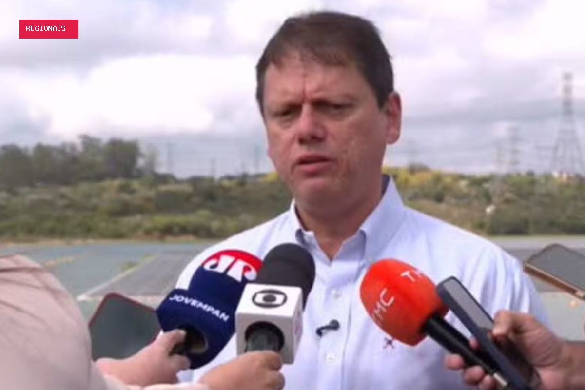 Tarcísio diz que estará com Flávio e quer vê-lo no debate com Lula