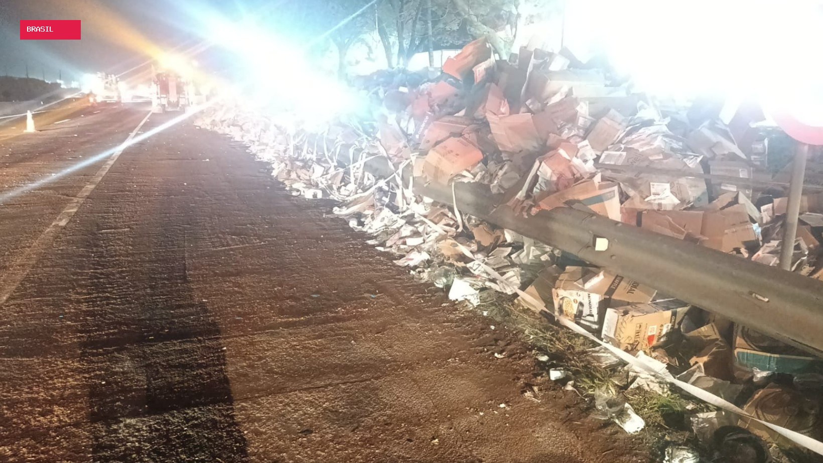 Colisão entre dois caminhões interdita pista da Dutra por mais de 3 horas em Pindamonhangaba, SP