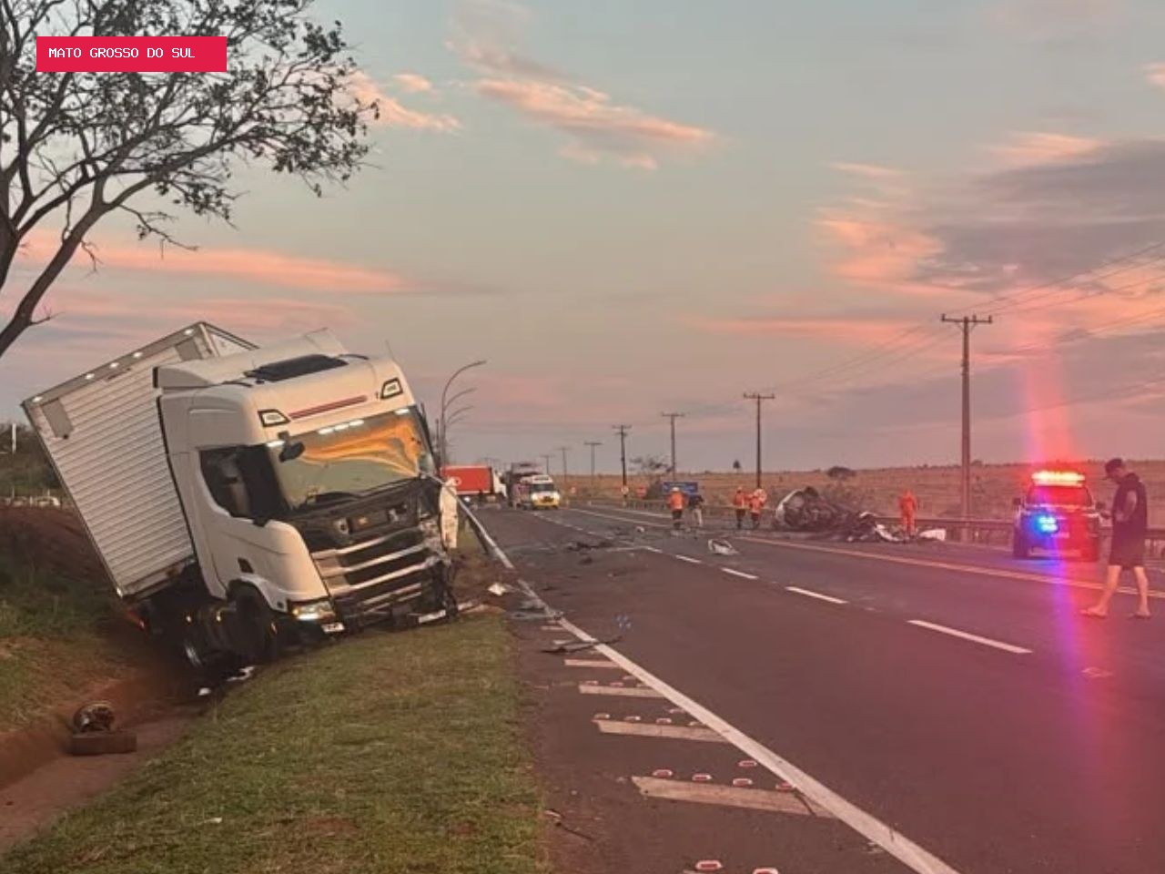 Colisão com vazamento de gás mata motorista e interdita BR-163