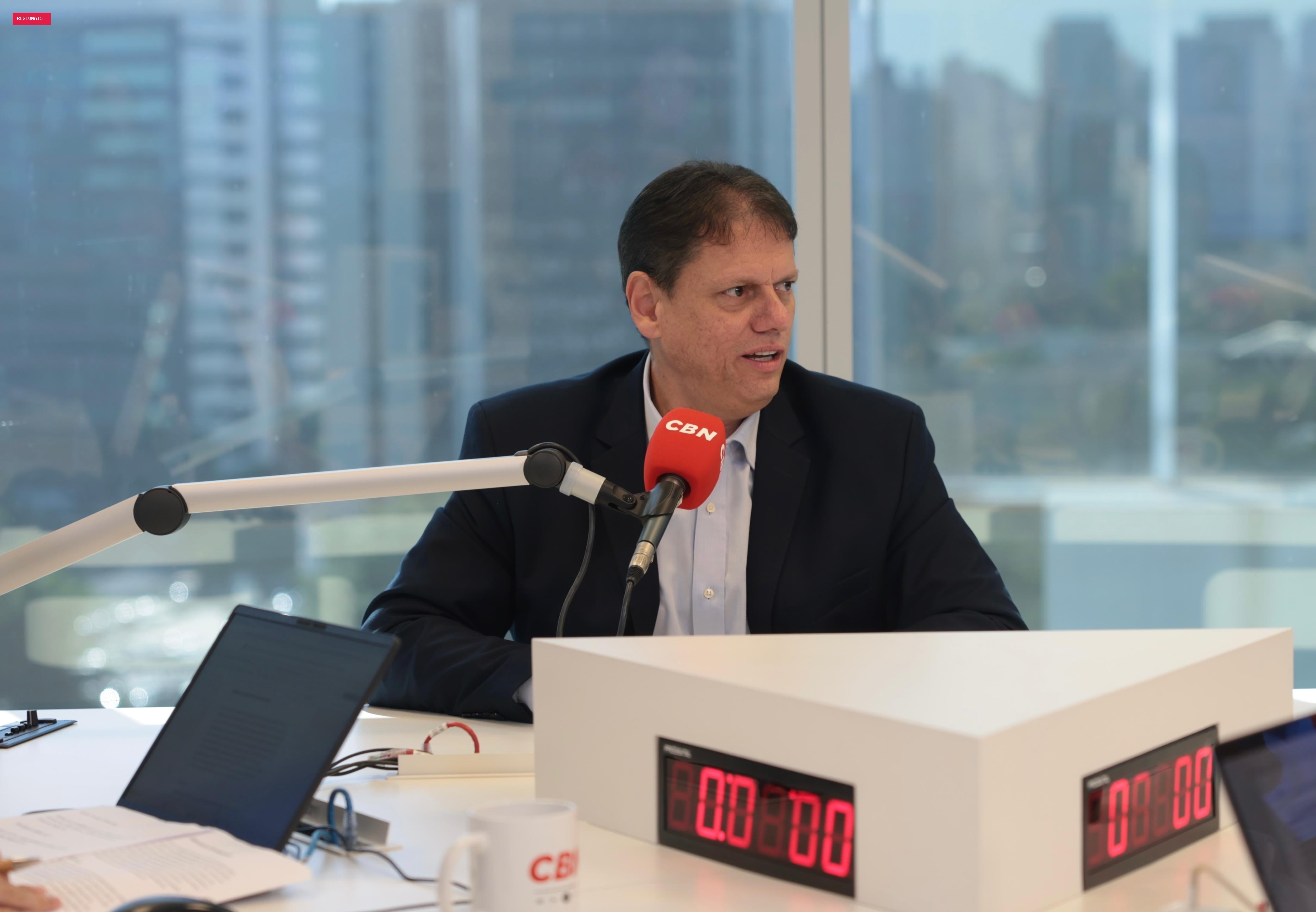 'A gente não quer as pessoas morrendo, mas não pode deixar o policial em risco', diz Tarcísio sobre aumento