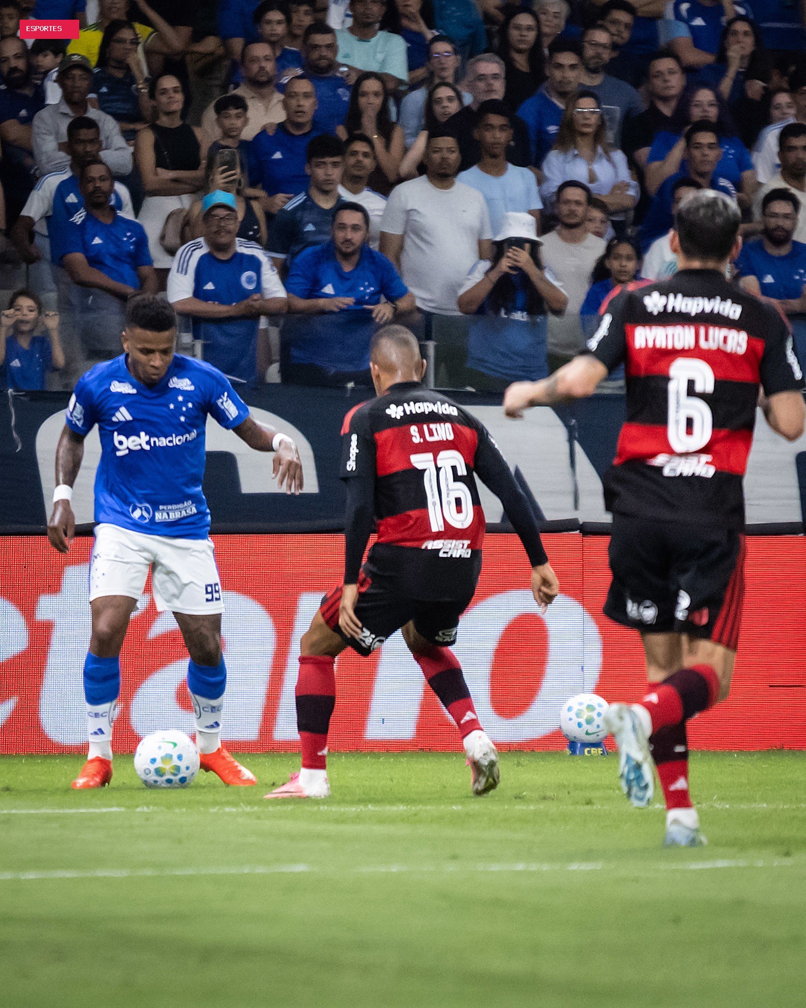 Cruzeiro x Flamengo: Arroyo deixa Samuel Lino no chão de novo, e web não perdoa
