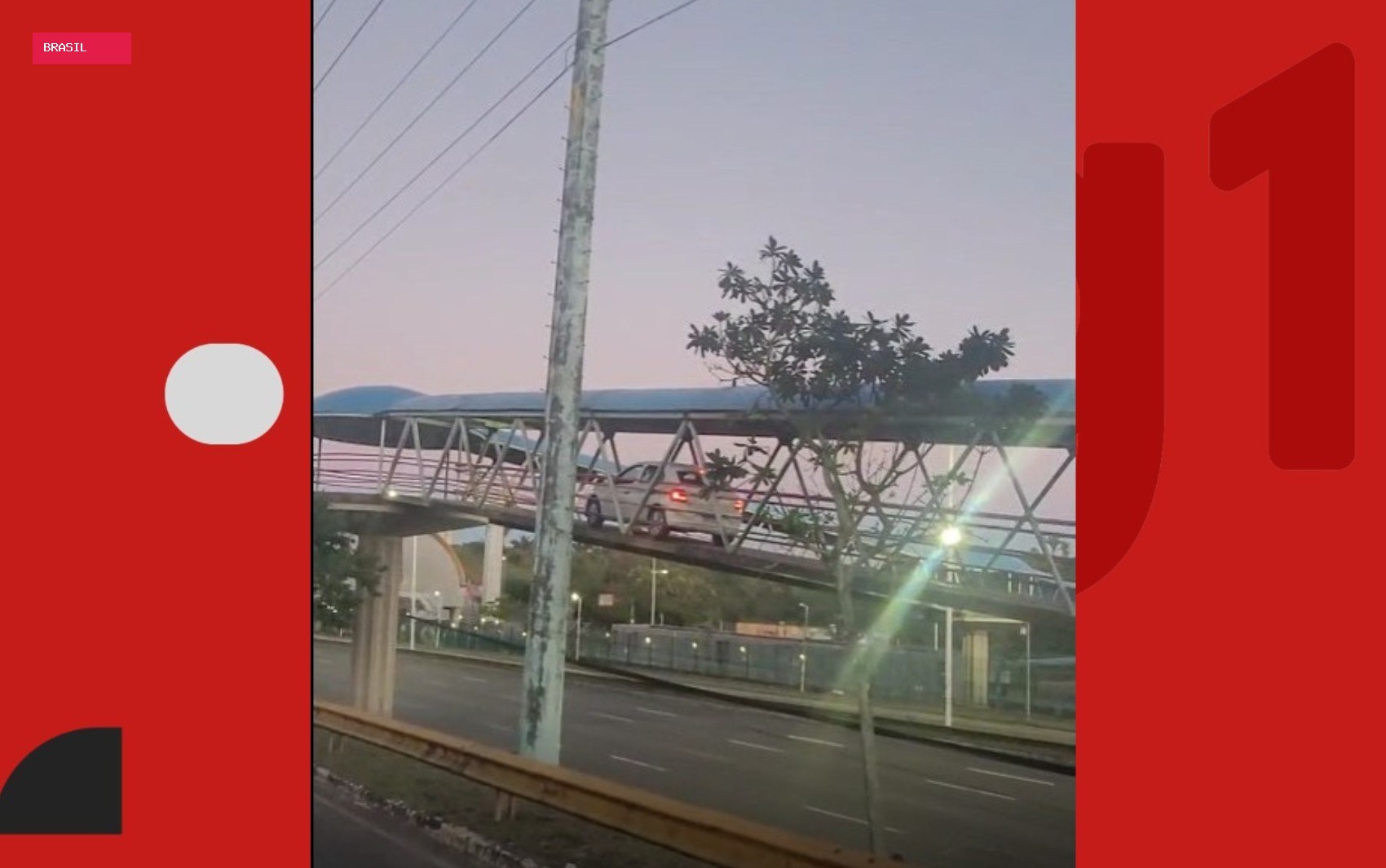 Carro invade rampa de passarela em Salvador e precisa dar ré após ficar preso