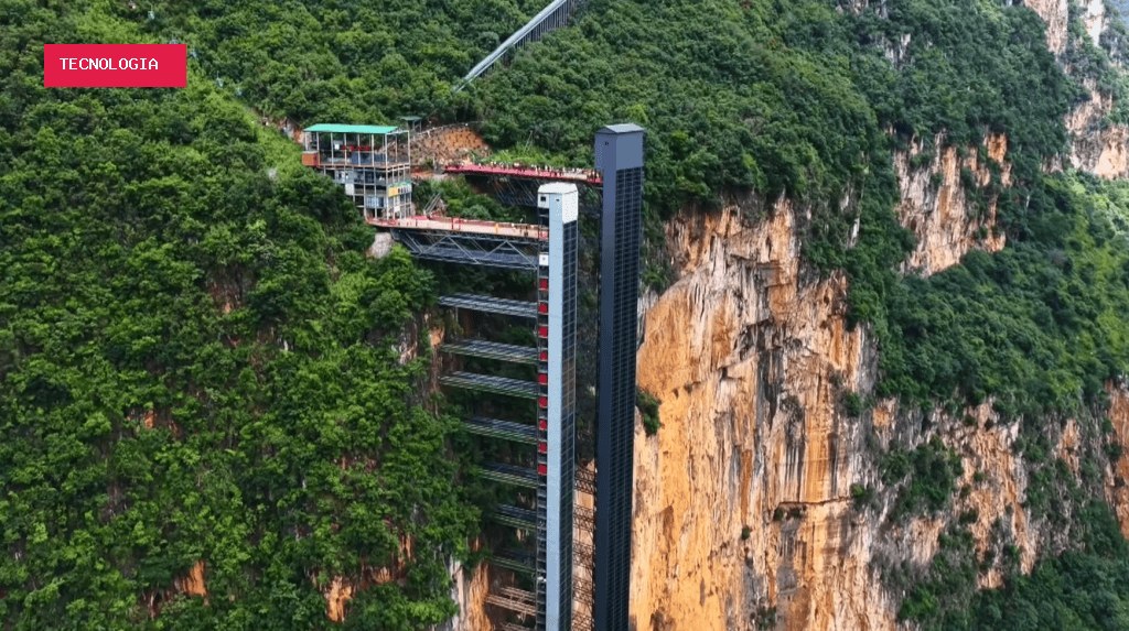 Elevador de 288 metros transforma caminho de crianças até escola na China