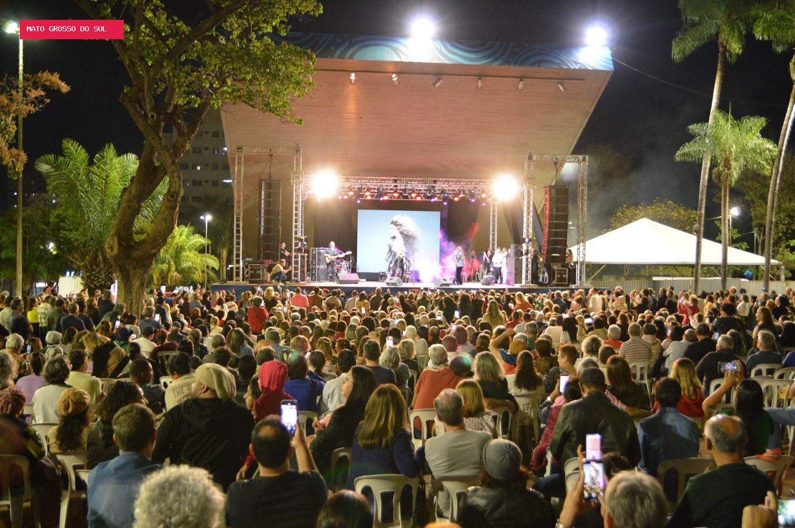 Seresta embala a Praça do Rádio com música que atravessa gerações