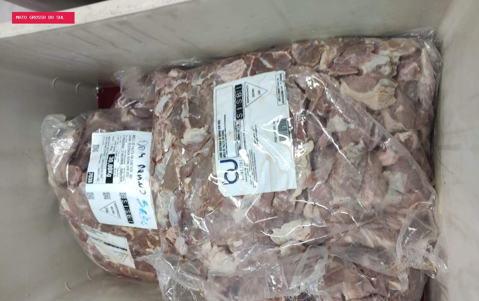 Denúncia mostra carnes descongeladas fora da refrigeração em cozinha do Sesc
