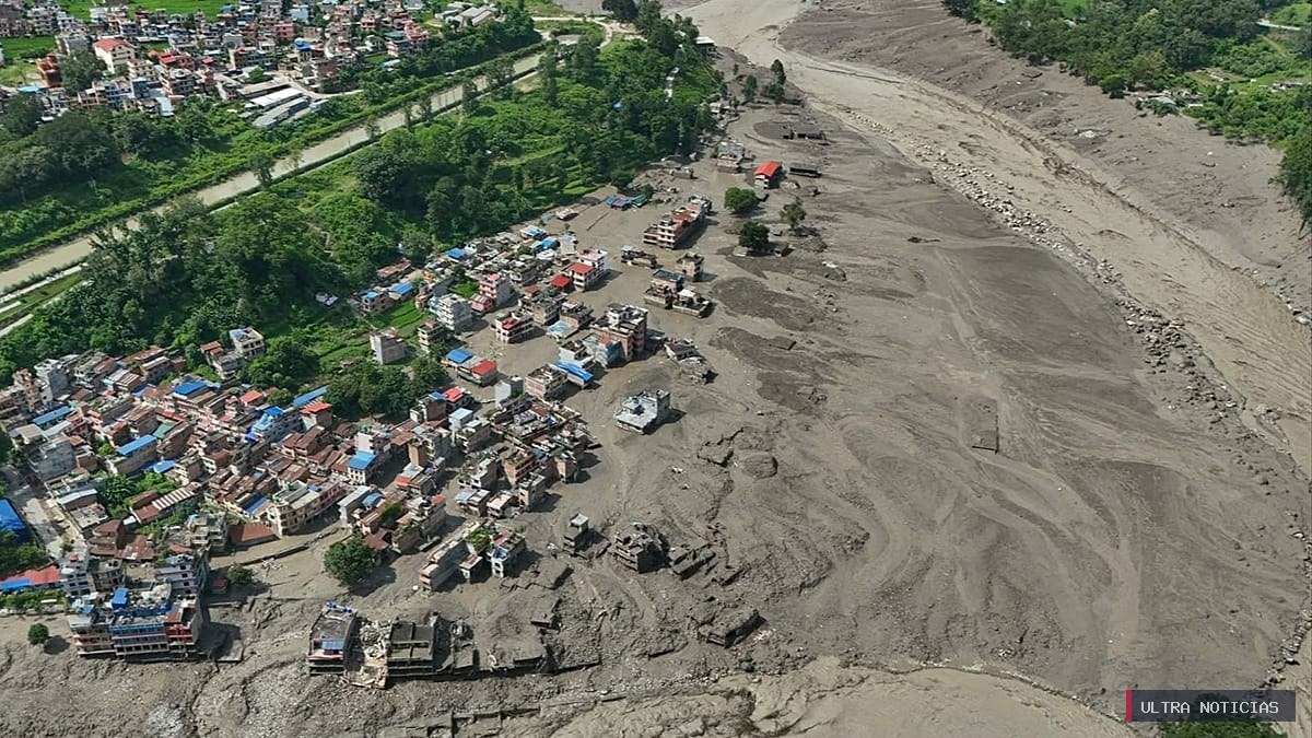 Casas danificadas junto ao rio Trishuli após a enchente repentina no distrito de Nuwakot, Nepal (26/08/2026). Crédito: Euronews / AP — Niranjan Shrestha