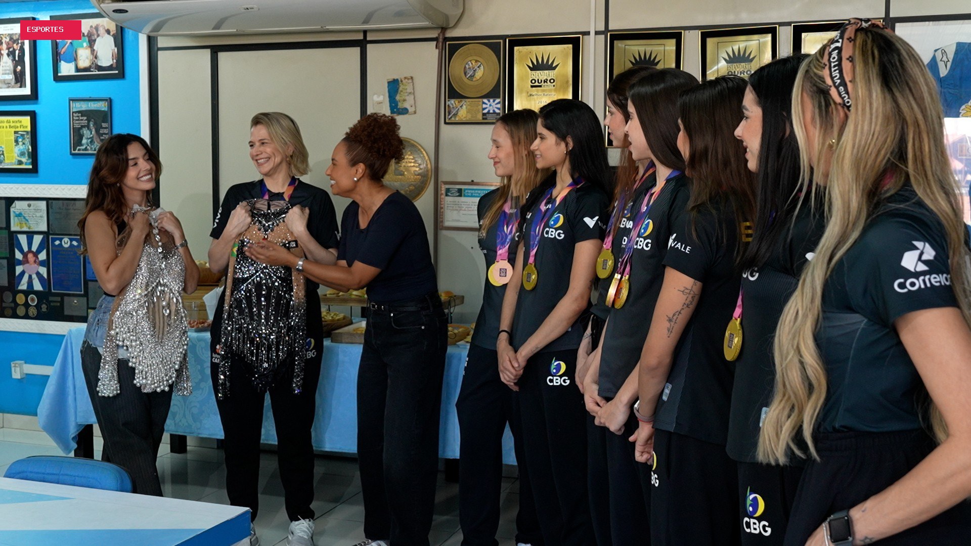 Conjunto da ginástica rítmica encontra atriz que inspirou collant do ouro no Mundial