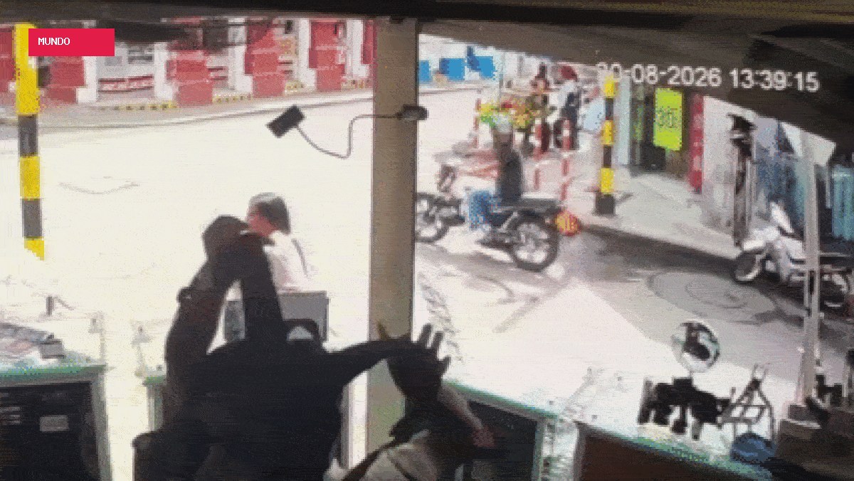 Homem bate moto e vai parar dentro de ônibus na Colômbia