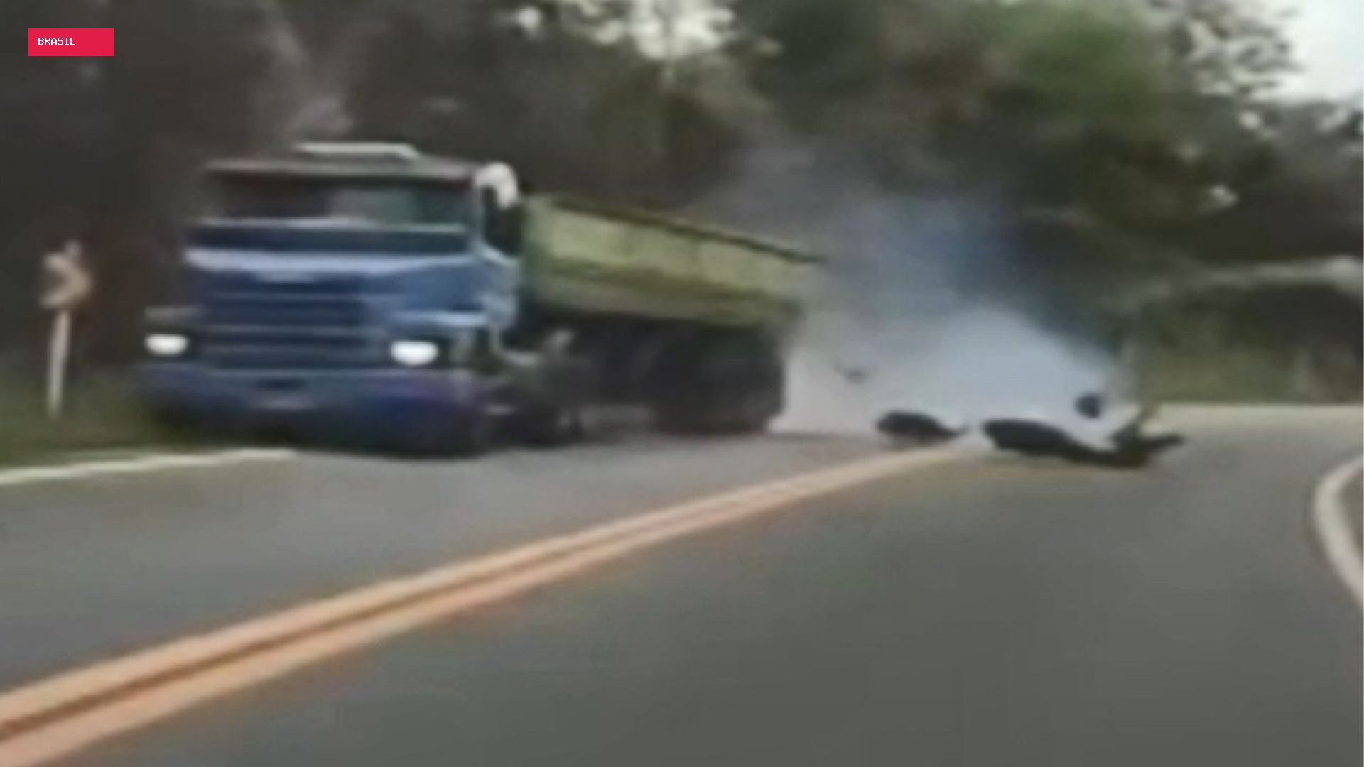 Motociclista morre após invadir contramão e atingir lateral de carreta em rodovia no ES