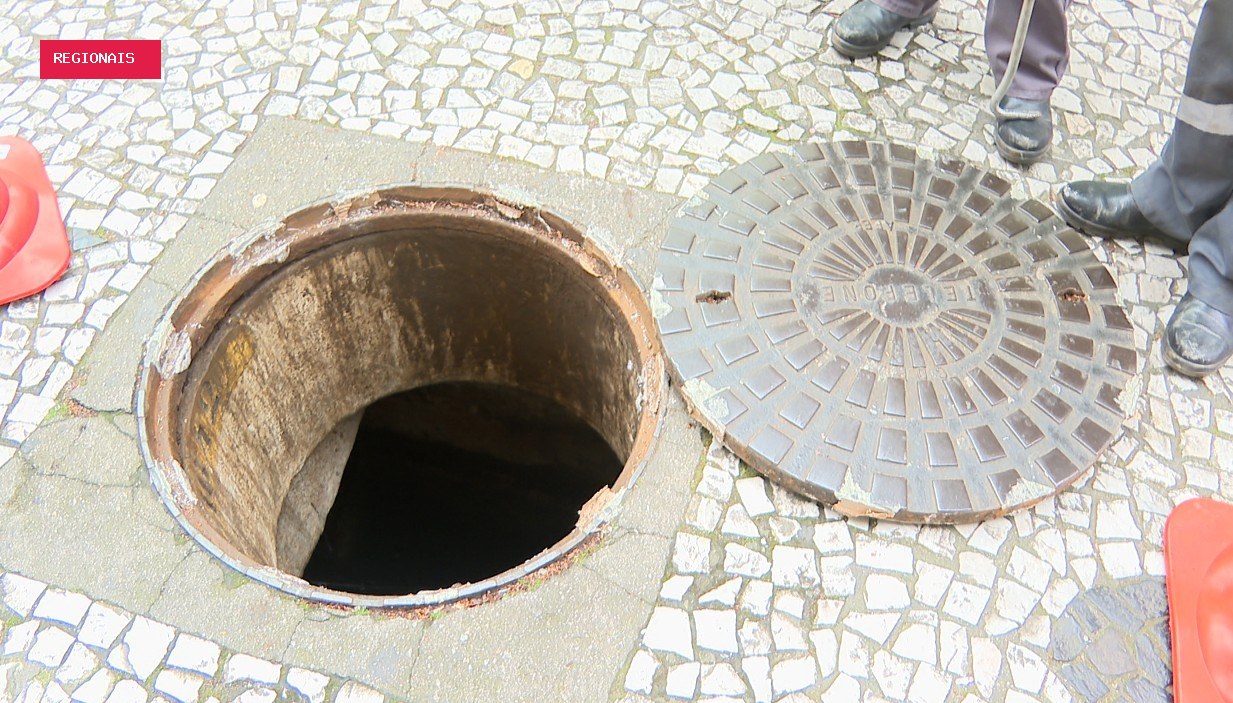 Mulher cai dentro de bueiro aberto na Rua XV de Novembro, em Curitiba