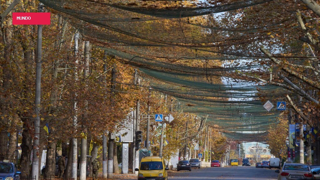 Kherson residents urged to leave as Russian attacks threaten power and heating