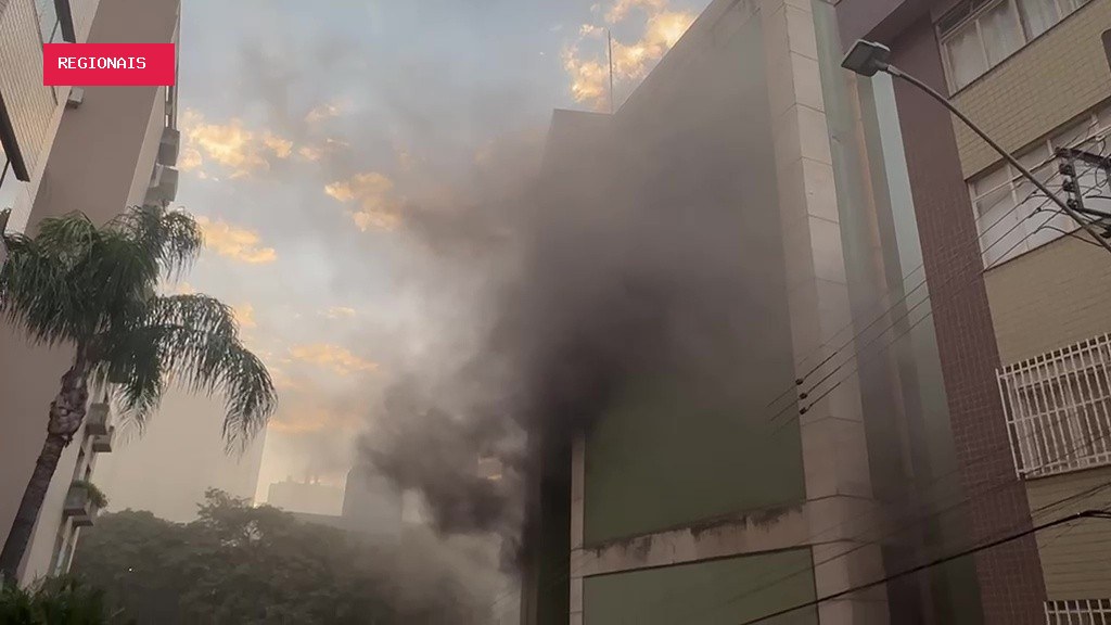 Incêndio atinge prédio abandonado na Avenida Prudente de Morais, em BH