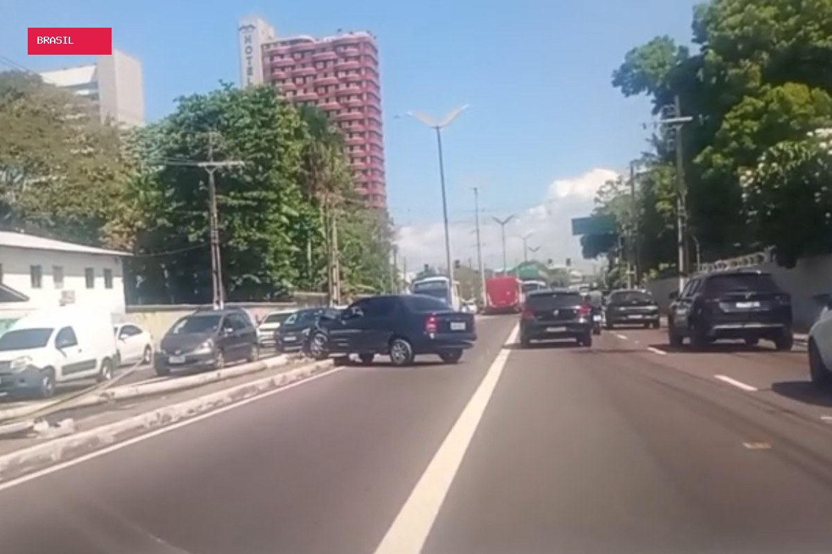 Carro derruba poste em acidente de trânsito na Avenida Constantino Nery, em Manaus