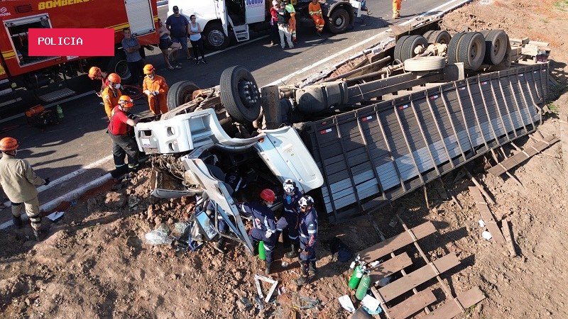Caminhão com gado tomba na BR-262 e deixa motorista preso às ferragens