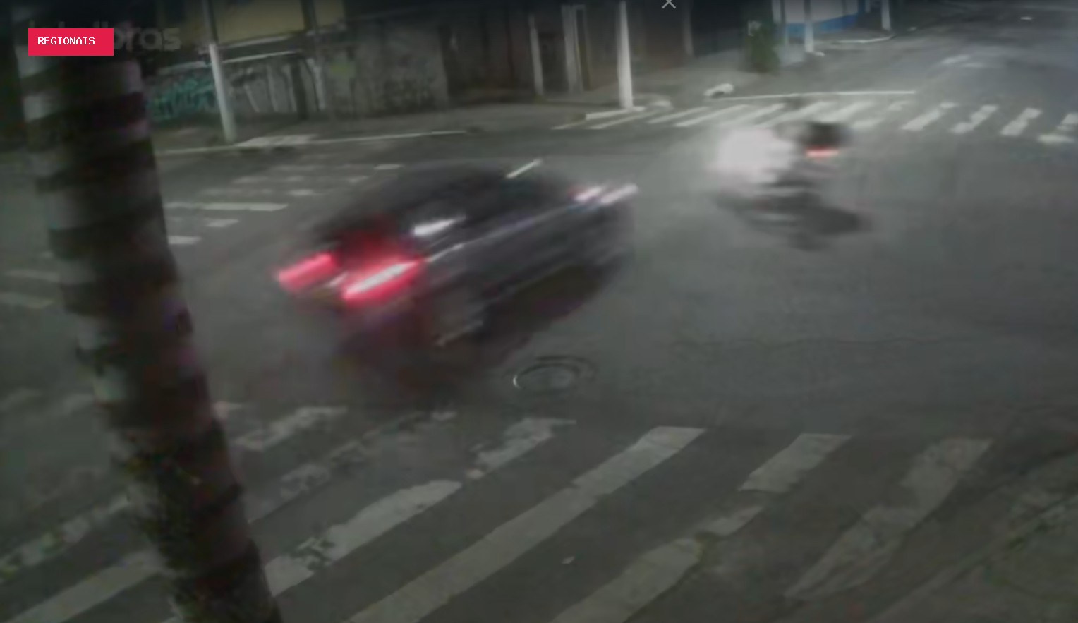 Carro atinge moto em cheio, e motociclista é arremessado para o alto na Zona Leste de SP