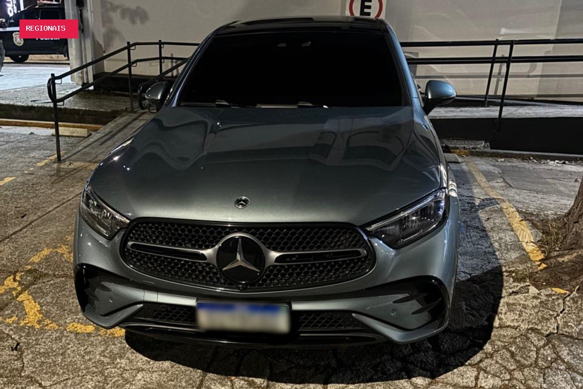 Carro de luxo de Deolane Bezerra é apreendido enquanto era dirigido pelo filho dela em SP