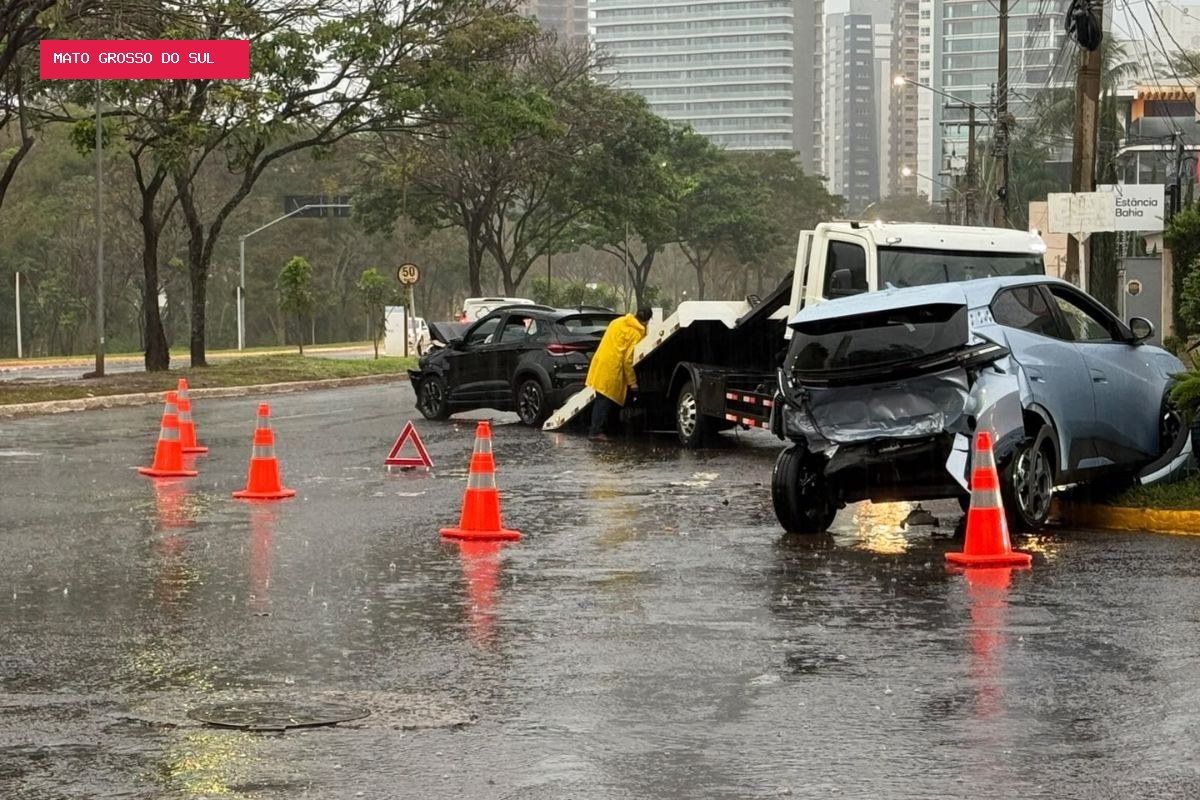 Acidente entre dois carros deixa adolescente ferida em Campo Grande