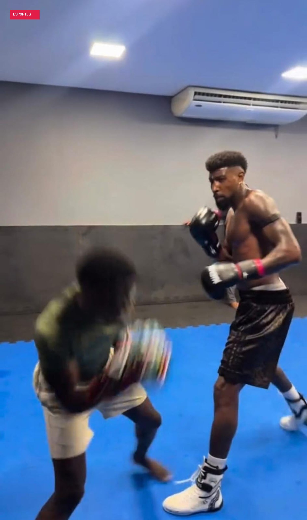 Royal, do Flamengo, explica treino de boxe e brinca com pugilista sósia de Pulgar: "Não chega igual"
