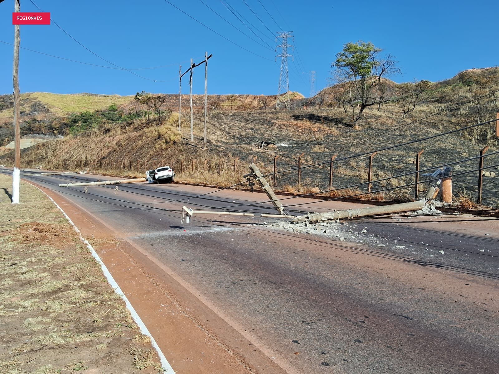 Carro derruba cinco postes em acidente e interdita a Via Expressa, na Grande BH