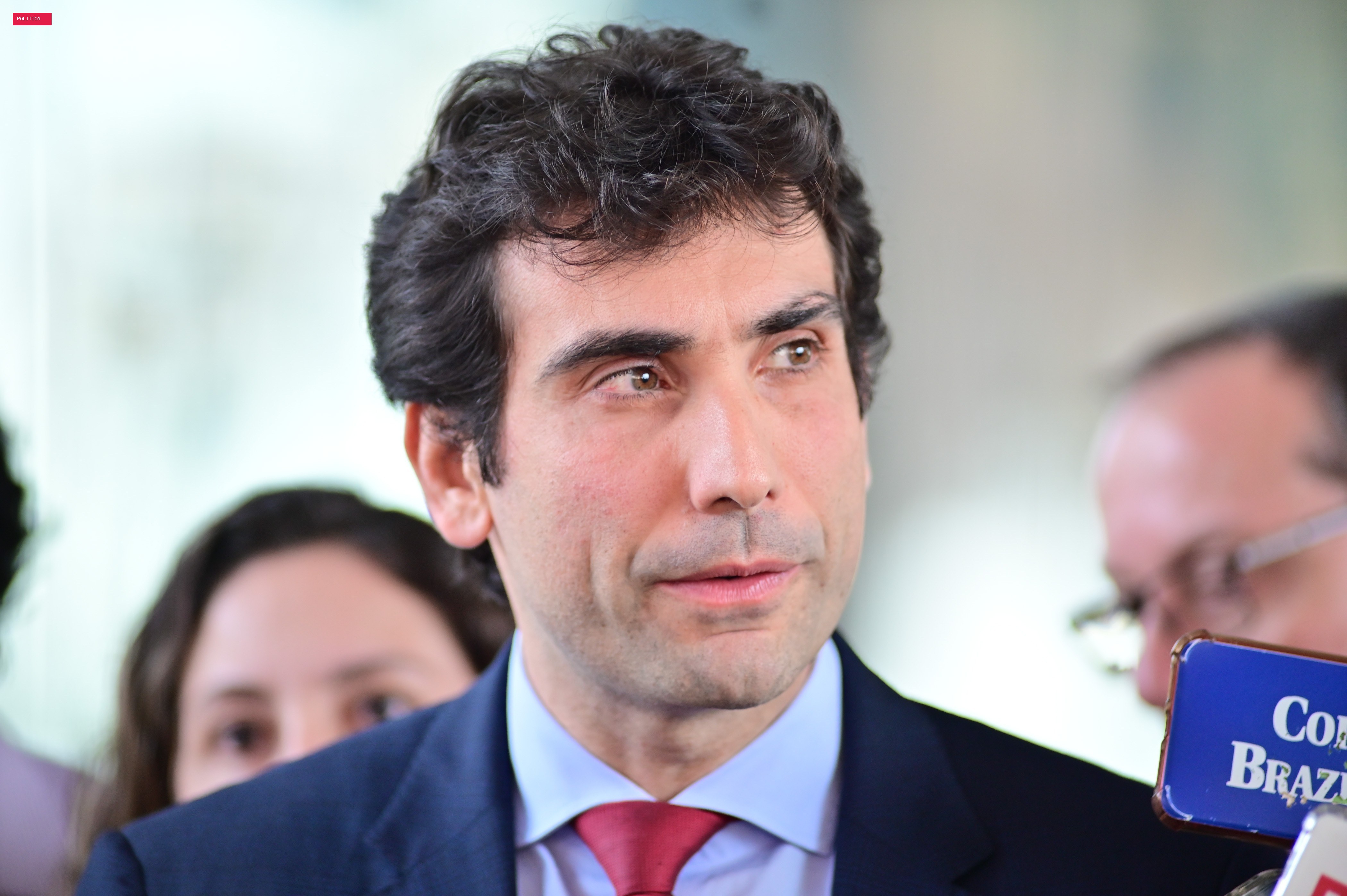 Galípolo vê risco em crédito caro usado para despesas fixas e alerta para endividamento das famílias