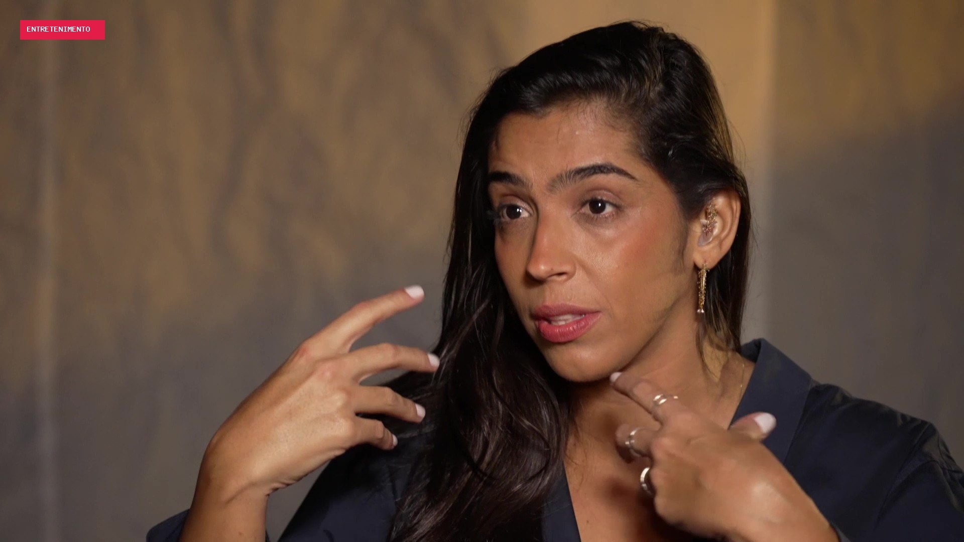 Filha de Regina Casé fala sobre deficiência auditiva e transforma experiência em peça para ampliar debate