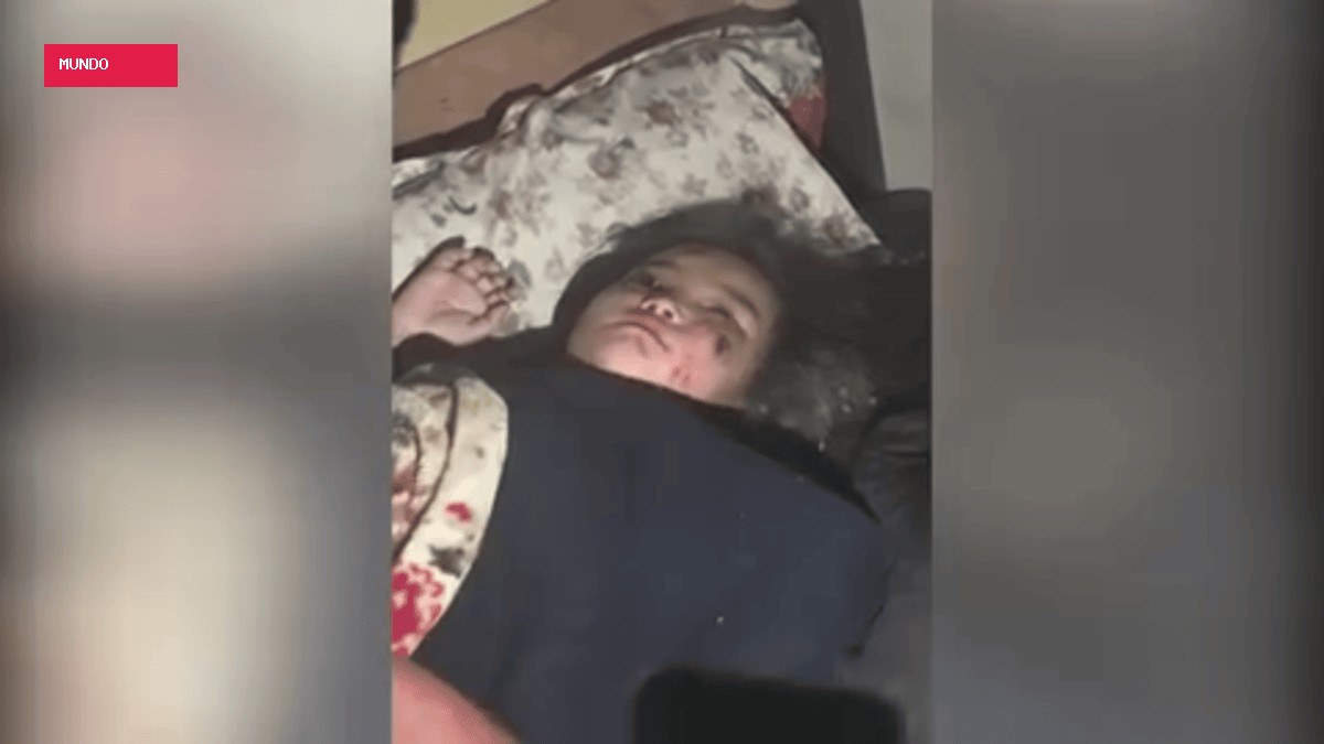 VÍDEO mostra resgate de menina no Nepal dois dias após avalanche destruir casa onde ela estava