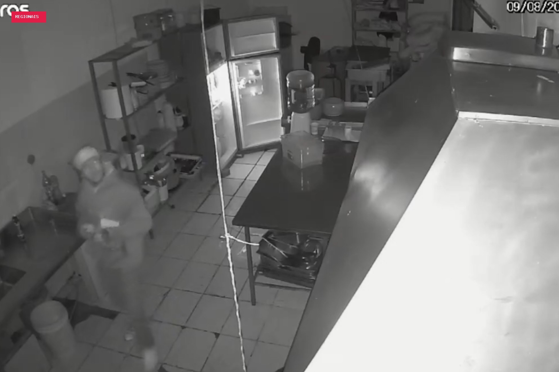 Homem invade restaurante, furta carnes e come queijo durante o crime na Grande Curitiba