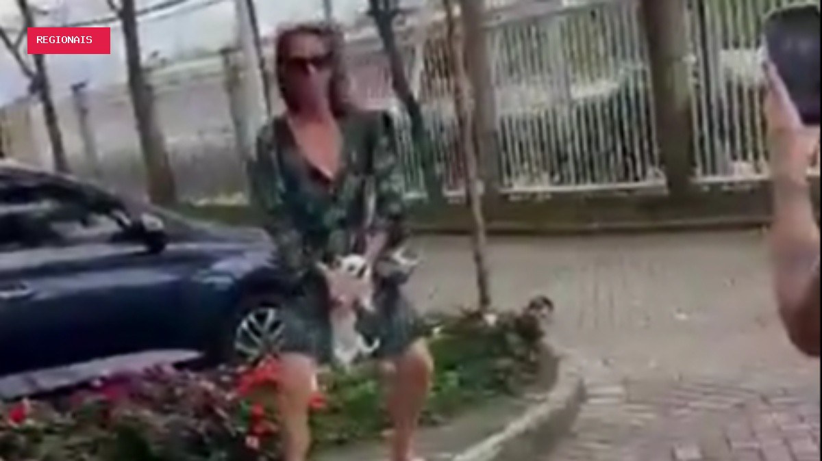 Mulher é presa em flagrante após ser filmada sacudindo cachorro em condomínio no Recreio; vídeo