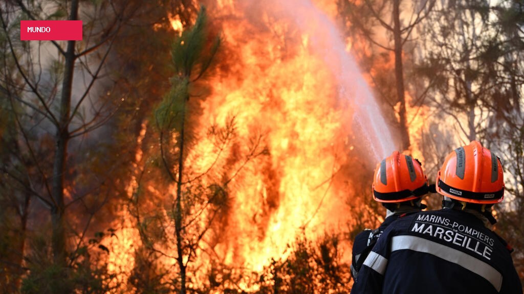 Bombeiros franceses entram em greve em meio a onda de calor e ao alto risco de incêndios