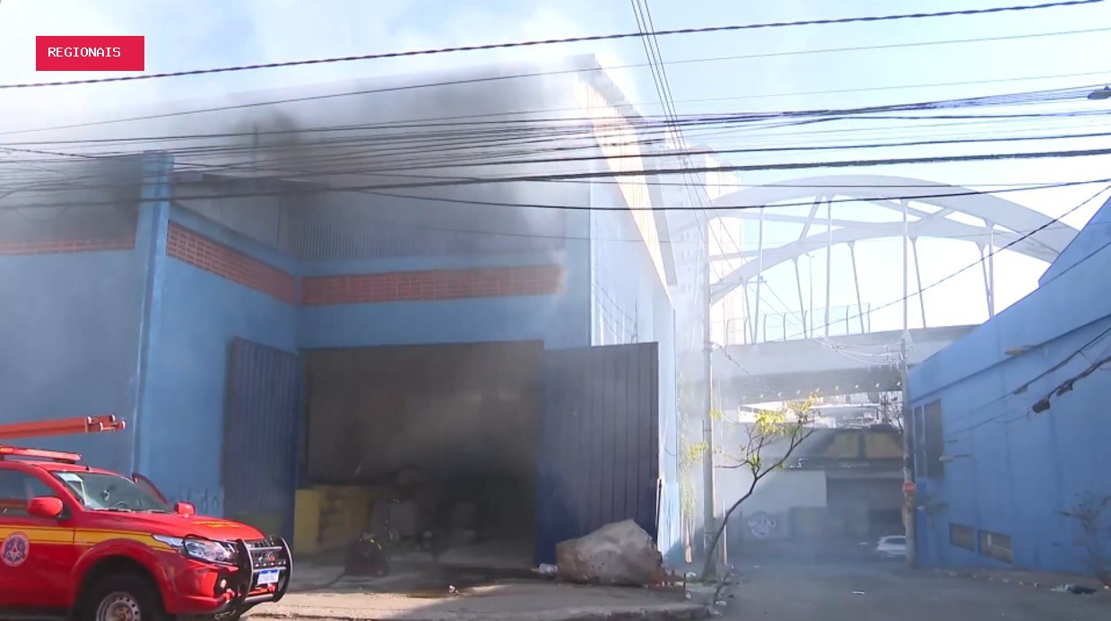 Incêndio atinge galpão de materiais reutilizáveis em BH e mobiliza bombeiros